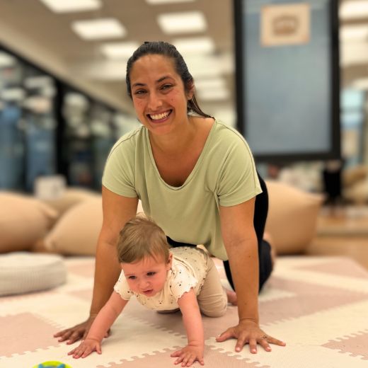 תמונה של מדריכה עם תינוק