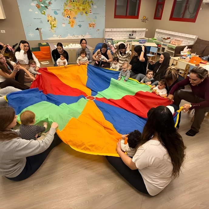 ילדים משחקים בפינות