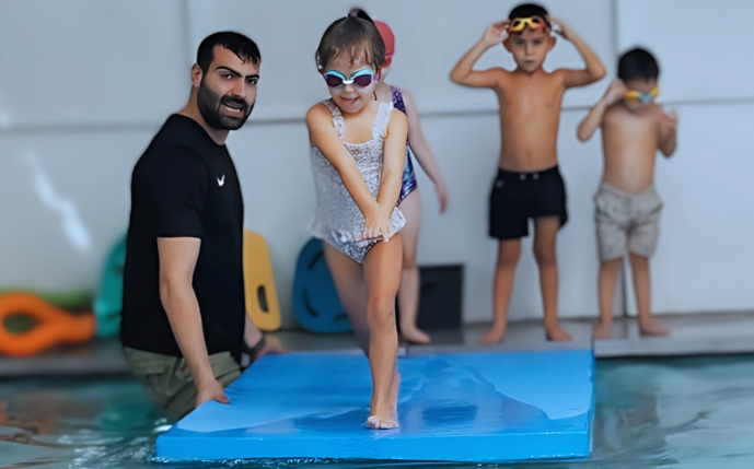 ילד בשיעור שחייה