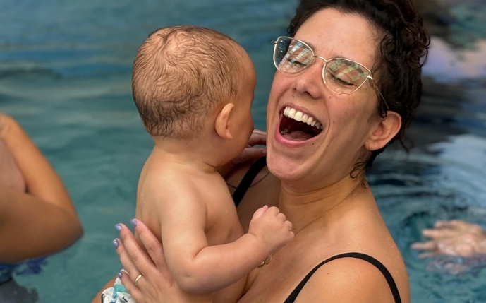 תינוק עם הורה במים