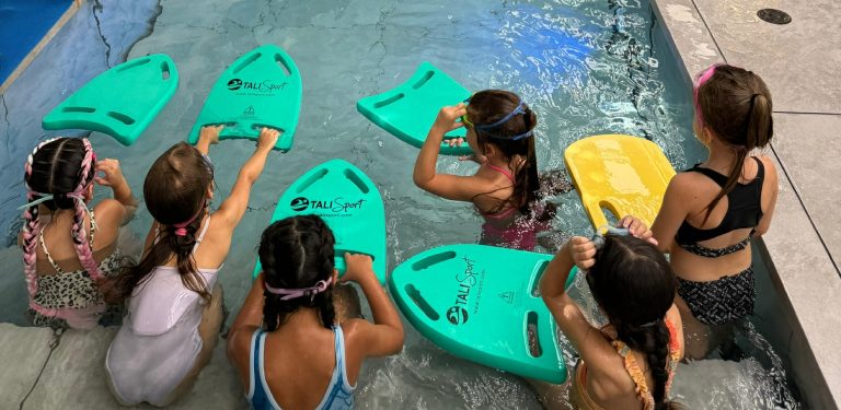 שיעורי שחייה לילדים מגיל 4 – איך הופכים פחד למיומנות ולביטחון אמיתי